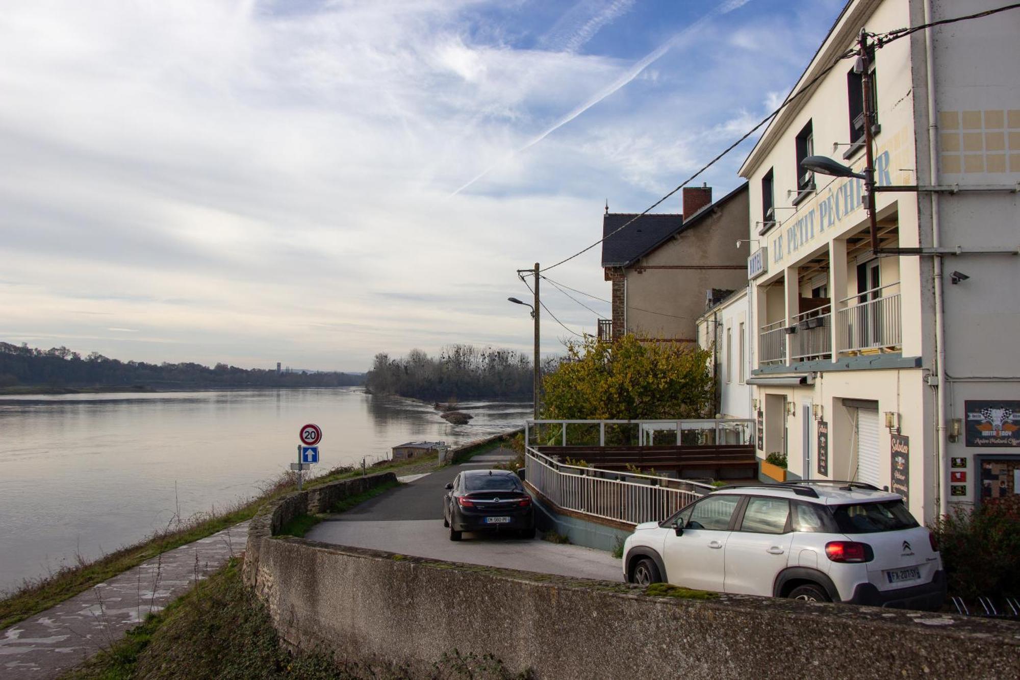 Готель Le Petit Pecheur Saint-Florent-le-Vieil Екстер'єр фото